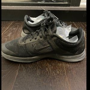 Black nike woman’s sneakers